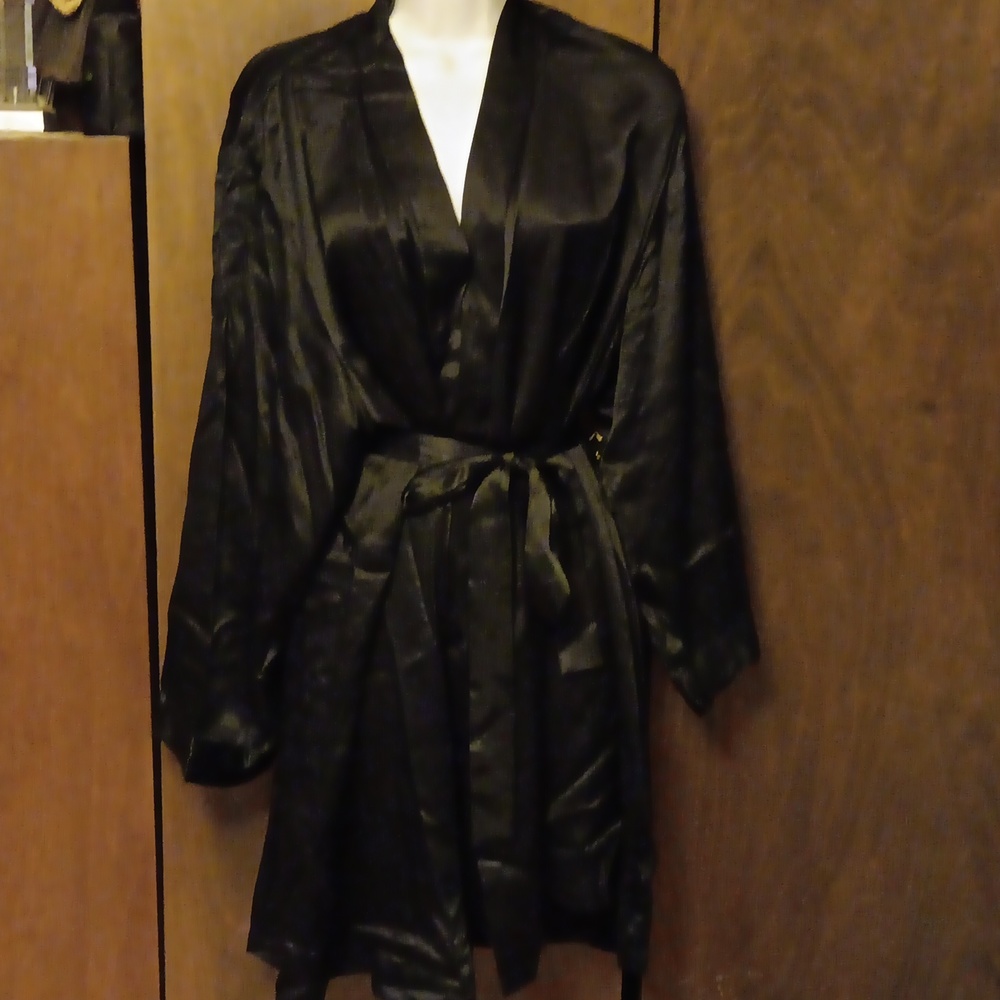 NWOT LINDA HARTMAN INTIMATES BLACK ROBE - LARGE